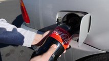 Un homme met du coca dans le réservoir de sa voiture, et reprend la route..