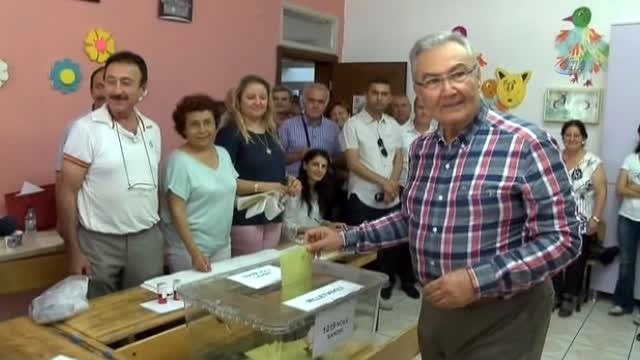 Başbakan Binali Yıldırım, Deniz Baykal ile Telefonda Görüştü