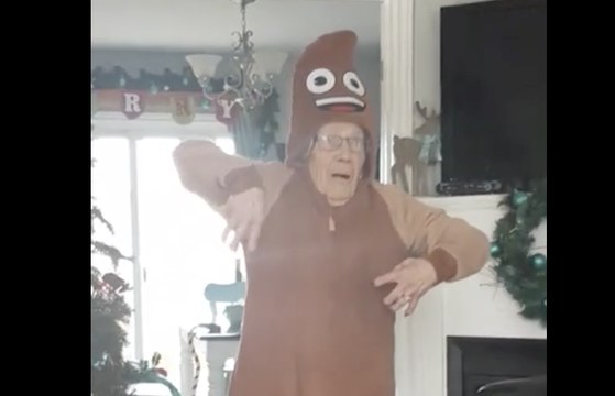 Mamie se déguise en emoji crotte, hermit de la petite sirene et en garde de la reine d'angleterre !