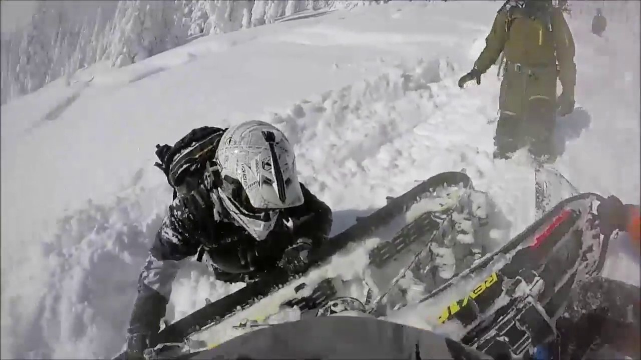 Bloqué sous sa motoneige il est sauvé par chance par d'autres riders !!