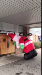 Papa Noël ne peut pas rentrer dans la maison !! Trop de chocolats...