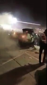 Feux d'artifices dans le coffre d'une voiture pour le nouvel an !