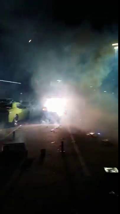 Tirer des feux d'artifices d'une voiture... ça part en flammes !