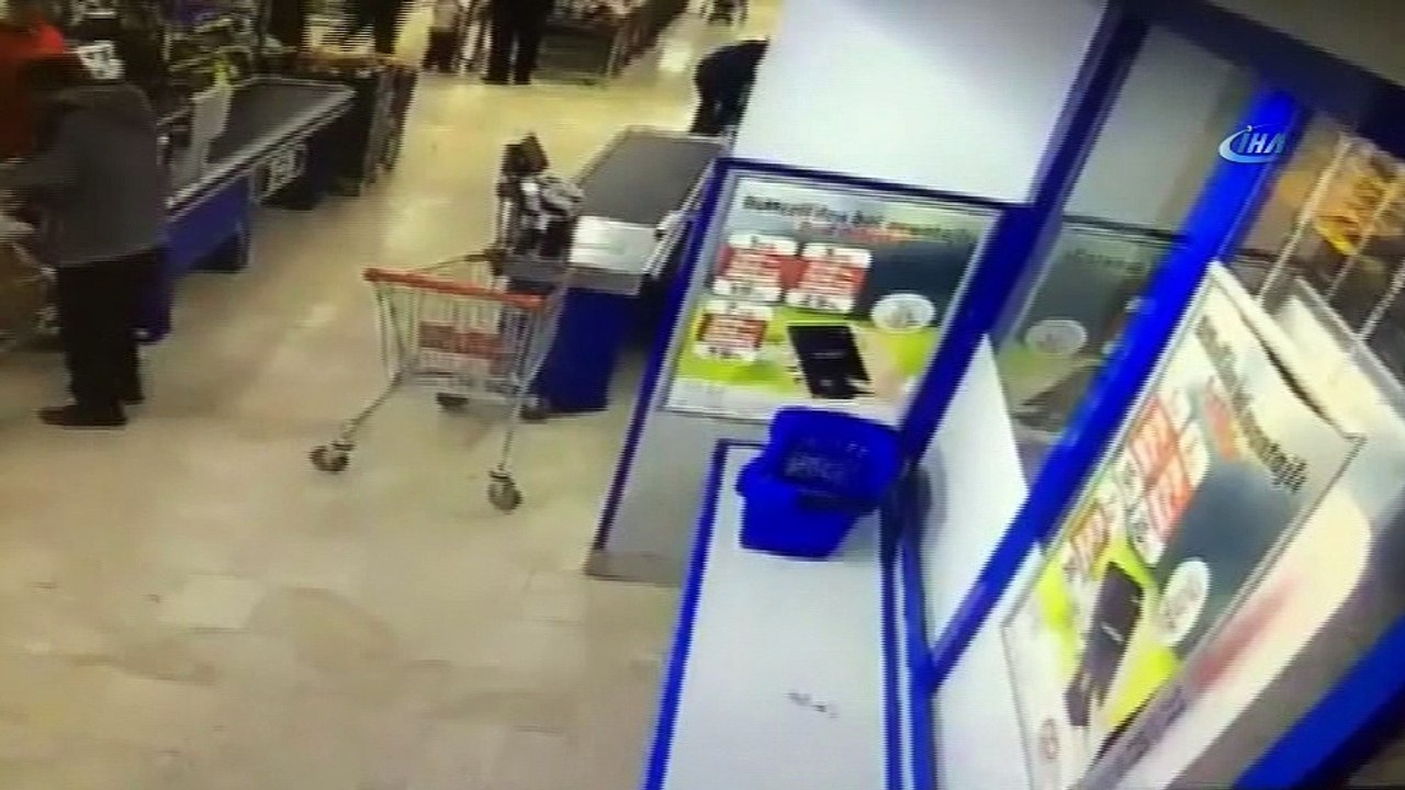 Otomobil market girdi, alışveriş yapanlar ölümden son anda böyle kurtuldu