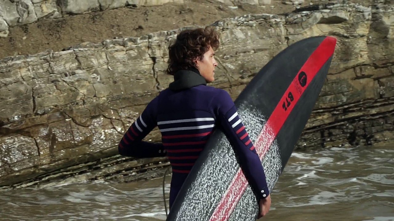 Adrénaline - Surf : Du gros surf dans le pays Basque pendant la tempête Carmen