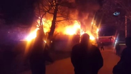 Düzce'de Gece Geç Saatlerde Çıkan Yangın Korkuttu