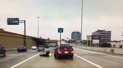 Tải video: Texas Police Officer Narrowly Avoids Being Hit by Sliding Car on Icy Road