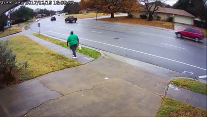 Ce gars a eu très chaud ... Un chauffard le frole sur le trottoir