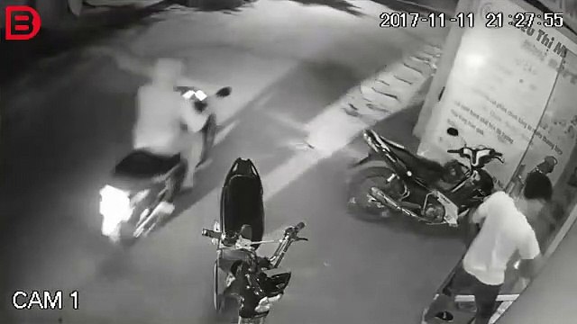 Ce motard se prend une énorme gamelle et continue de fumer sa clope tranquillement