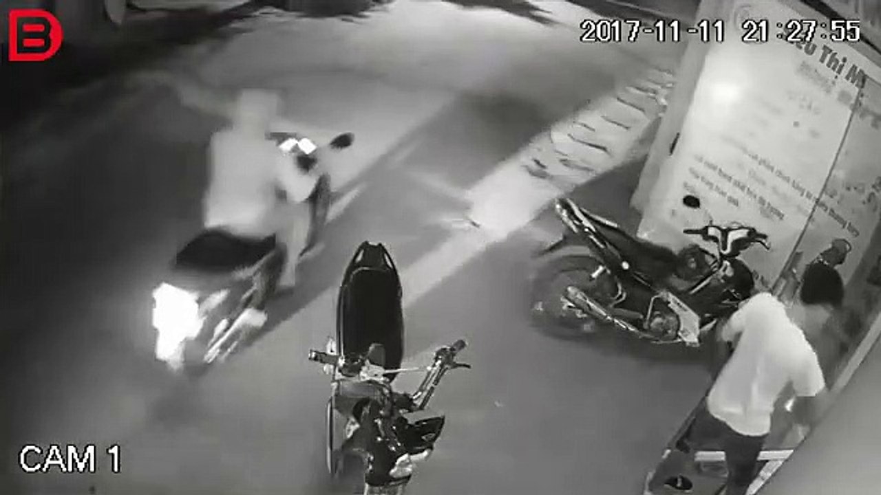 Ce motard se prend une énorme gamelle et continue de fumer sa clope tranquillement