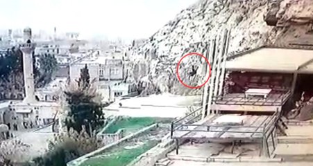 Kalede Selfie Çeken Adamın Düşme Anı Kamerada