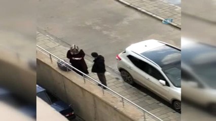 Bebekli Kadına Sokak Ortasında Tekmeler Atan Şahıs Kamerada