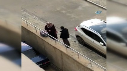 Bebekli kadına sokak ortasında tekmeler atan şahıs kamerada