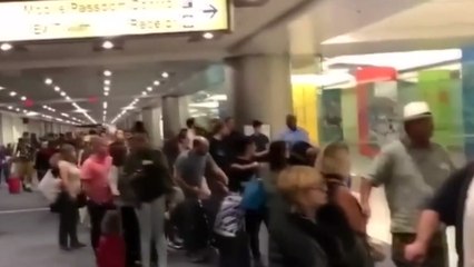 美 국제공항 입국시스템 한때 오류...입국 지연 혼란 / YTN