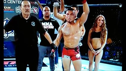 Ce combattant MMA mais un coup à une hotesse... oups, pas fait exprès!