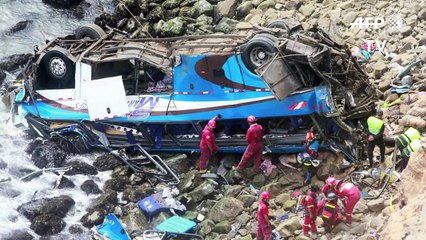 Al menos 36 muertos al caer un autobús a un abismo en Perú