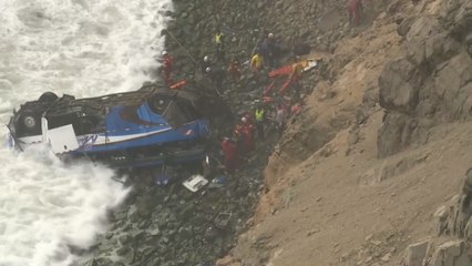 Sube a 36 los muertos por caída de autobús a acantilado en Perú