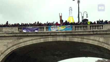 Romans brace cold for New Year's dive into the Tiber