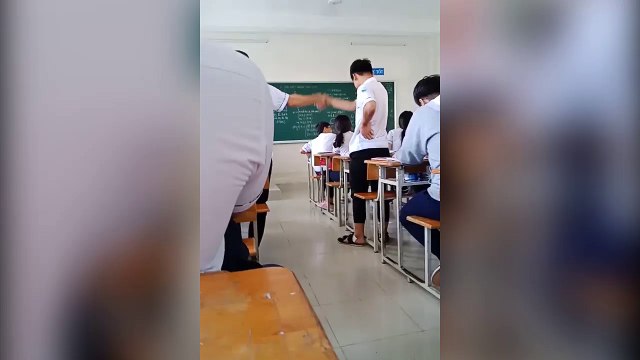 Nói chuyện riêng trong lớp, hai nam sinh bị phạt đứng bắt tay thân ái cả tiết học