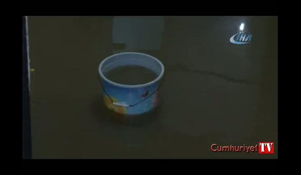 Sultangazi'de tıkanan rögar sebebiyle 4 evi yağmur suları bastı