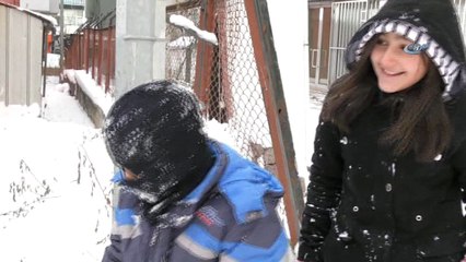 Öğrencilerin kartopu sevinci