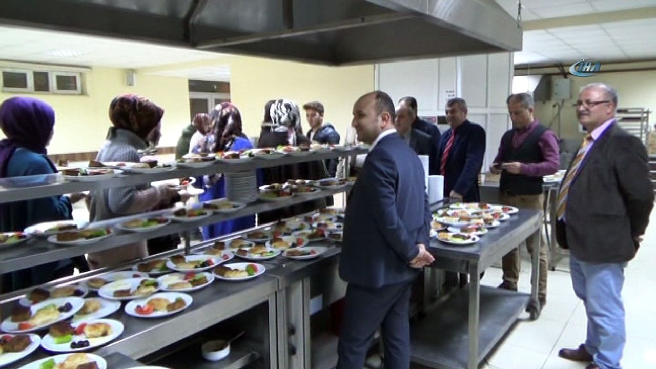 Rektörden sınavlara hazırlanan öğrencilere kek-börek ikramı