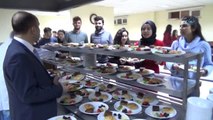 Rektörden Sınavlara Hazırlanan Öğrencilere Kek-börek İkramı