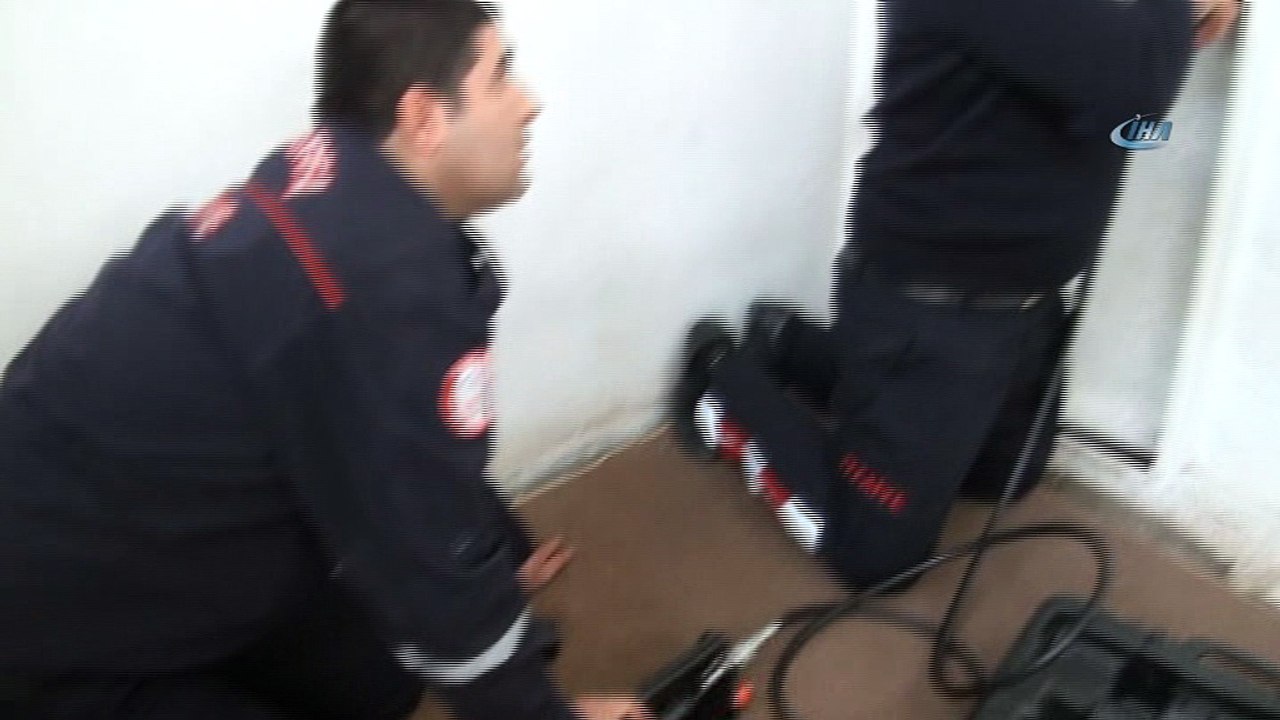 Üzerine sürgülü kapıyı kilitleyen çocuk, kapıyı açamayınca itfaiye ekipleri tarafından kurtarıldı