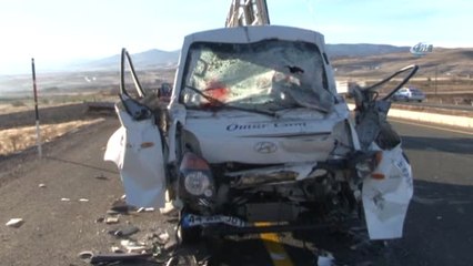 Elazığ'da Pikap Kamyona Çarptı: 2 Yaralı