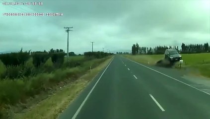 Ce chauffard fait une sortie de route et s'envole dans le fossé... Incroyable