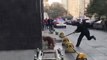 Çin'de Polis, Golden Cinsi Köpeği Sokak Ortasında Sopayla Döverek Öldürdü