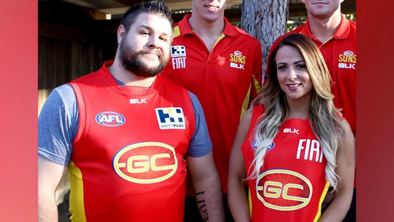 10 WWE Divas and Married Wrestlers Who Are Closer Than You Thought in