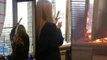 Une russe tente de tirer une fusée depuis la fenêtre de sa cuisine