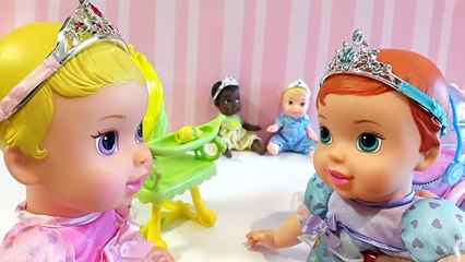 BEBÉS PRINCESAS DISNEY - Aurora y Ariel cuidan a sus hermanas Bebés Cenicienta y Tiana