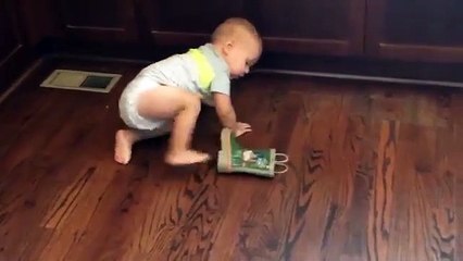 Descargar video: Quand tu veux remettre tes chaussures après une soirée arrosée... Bébé trop choux