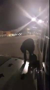 Il quitte son avion Ryanair en retard par l'issue de secours sur l'aile en plein aéroport !