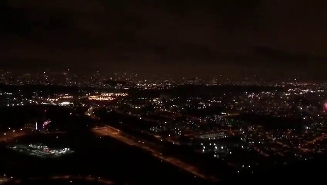 Décollage d'un avion au-dessus des feux d'artifice du nouvel an !