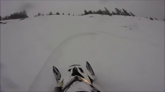 Il déclenche une avalanche avec sa motoneige et se retrouve enseveli !!