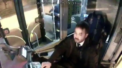 شاهد لحظة رعب لرضيع ابتلع لسانه