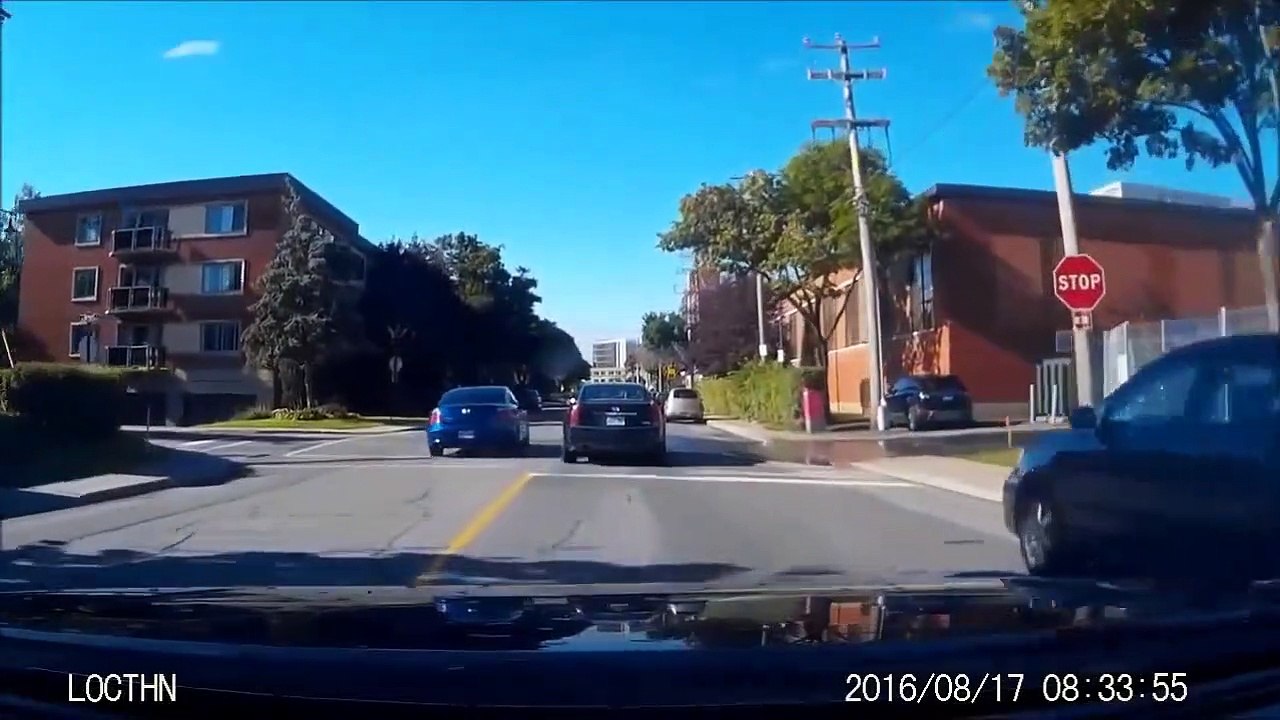 Ce chauffard double n'importe comment et se fait contrôler par la Police