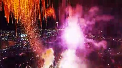 Les images inédites et stupéfiantes d'un drone qui traverse un feu d'artifice