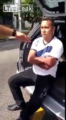 Il essaye de faire croire qu'un policier est en train de le frapper