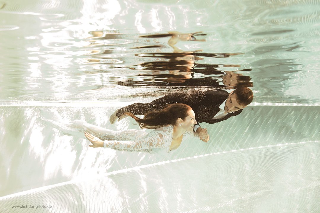 Intro Unterwasser Foto Shooting After Wedding - trash the dress - Hochzeit