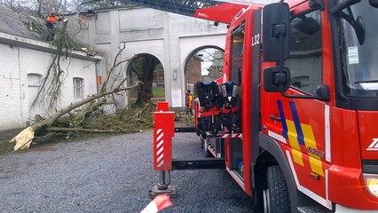 Tournai: mur d'enceinte hôtel de ville