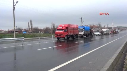 Edirne-Refüj İstemeyen Mahalleli Araçlarla Yol Kapattı