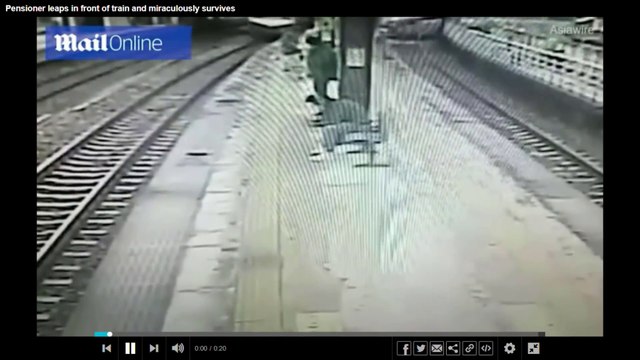 Un vieil homme tombe sur la voie ferrée