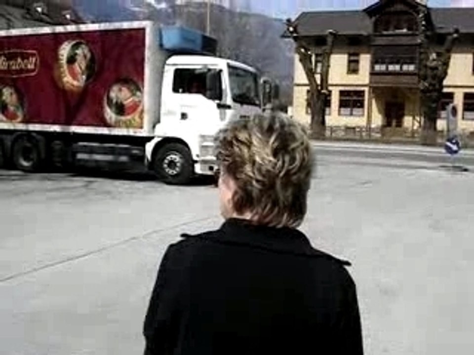 Rolf beim Fressen eines Brötchens