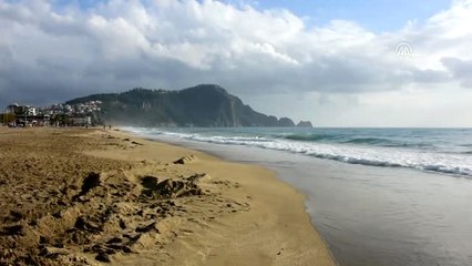 Alanya'da Kalorifer Yakıtı Sızan Plaj Temizlendi