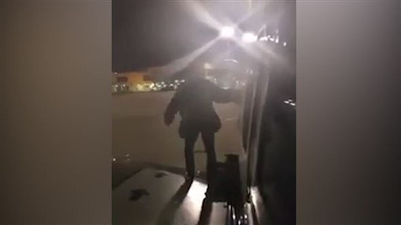 Ausstieg verwehrt: Mann öffnet Notausgang von Flugzeug