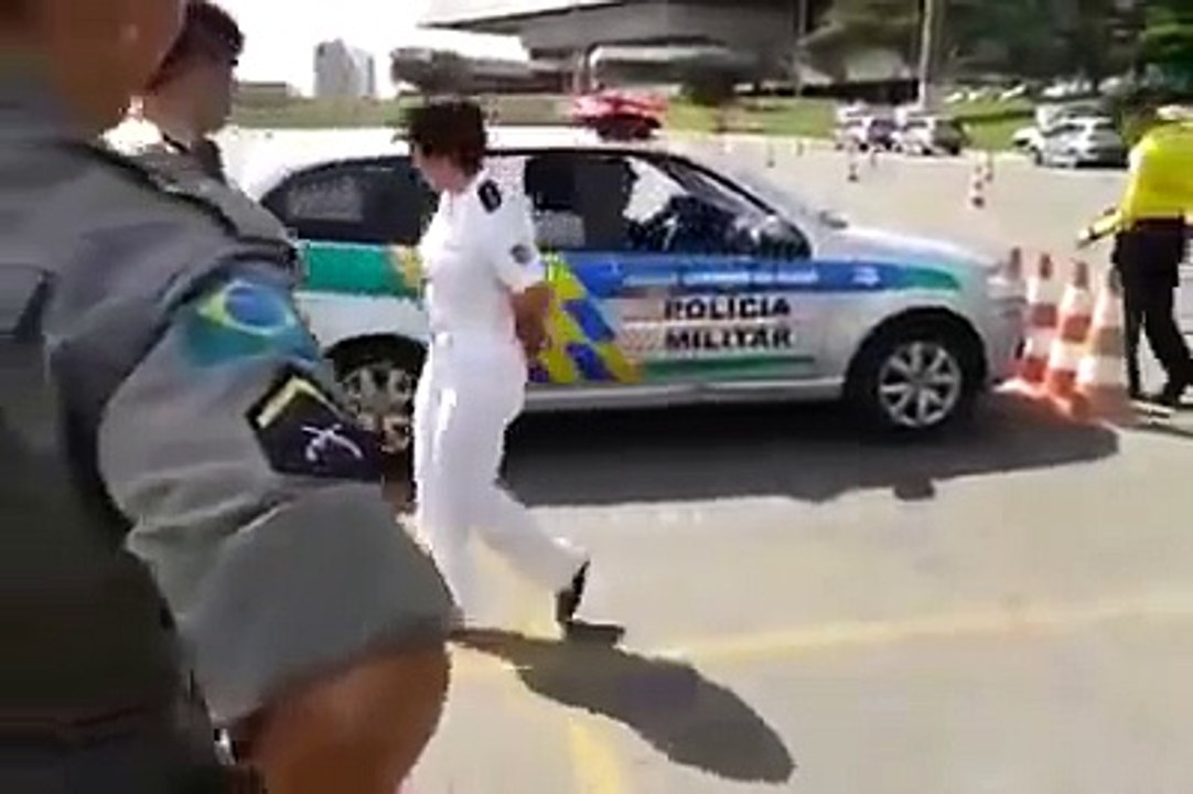 Ce pilote vous montre comment sortir d'un parking très rapidement